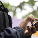 Policia acessando celular em abordagem policial abusiva